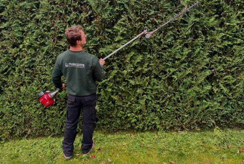 Joey Pouliot, propriétaire de Turcotte Service d’Arbres, qui taille une haie.