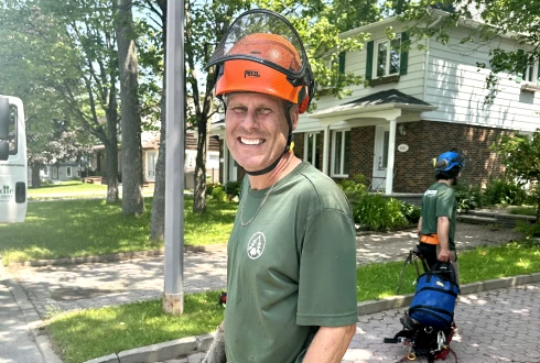 Un employé de Turcotte Service d’Arbres, qui sourit.