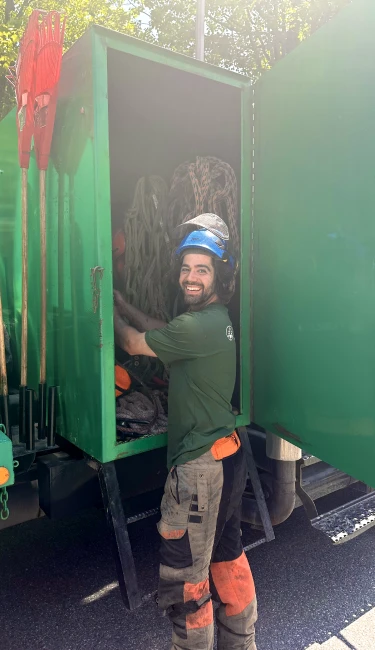 Un employé de Turcotte Service d’Arbres, en train de ranger de l’équipement.